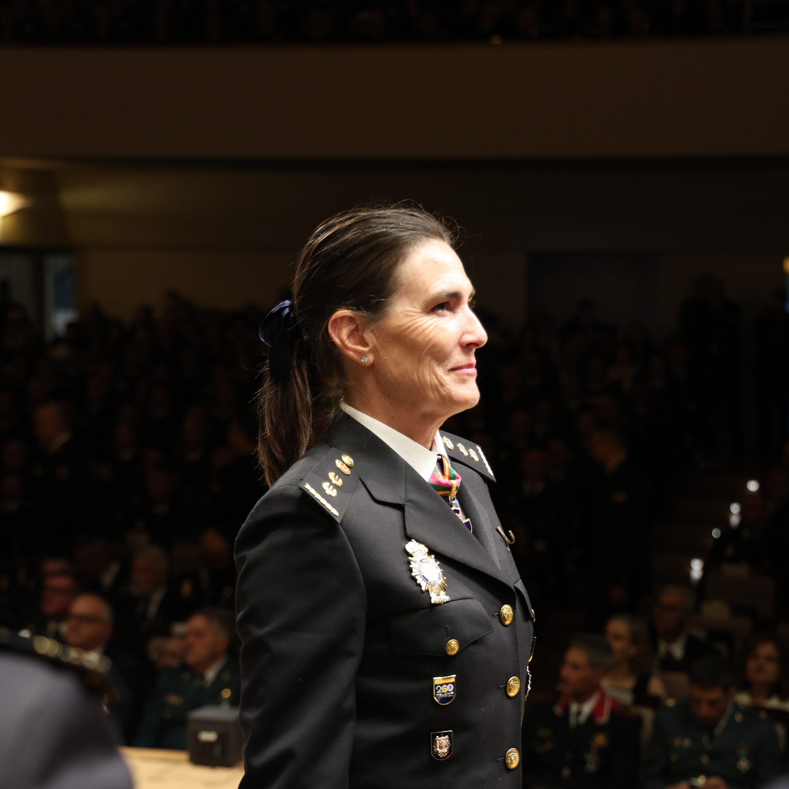 La vicepresidenta de AMIFP recibe una condecoración al mérito policial con distintivo blanco